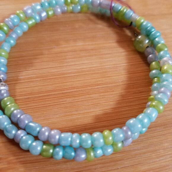 Hand Crafted Memory Wire Wrap Bracelet Beaded with Charm Green Blue Seed Beads M - Picture 2 of 6